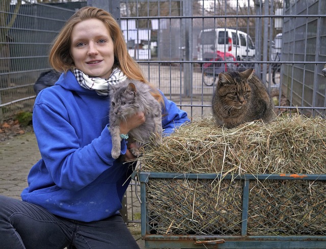 Tierpflegerin Miriam Zenger mit &#8222;Creamy&#8220; und &#8222;Mcke&#8220;   | Foto: Christine Storck