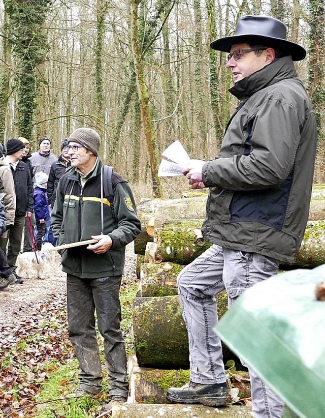 Gekonnt leiteten Ortsvorsteher Jrgen ... Gerhard Schwab die Holzversteigerung.  | Foto: SENF