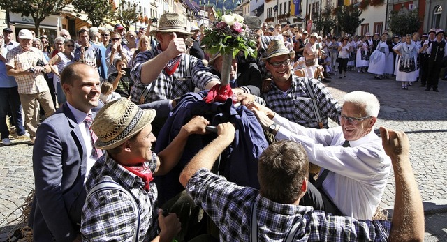 Beim Landesfestumzug der Heimattage Ba...schmann (rechts) mitten im Geschehen.   | Foto: Daniel Fleig