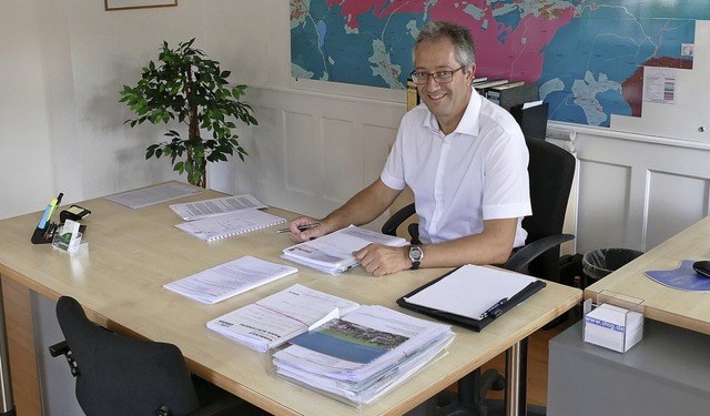 Andreas Graf an seinem Schreibtisch im...s wurde er im September verpflichtet.   | Foto: Ralf Morys