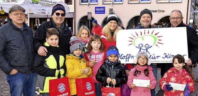 Hfk-Vorsitzender Manfred Gpfrich (2. ...(rechts) fr die hchste Einzelspende.  | Foto: Dauenhauer