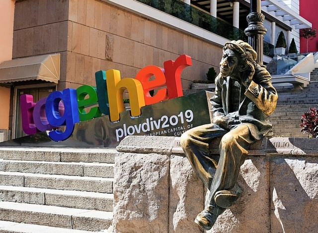 Die Skulptur &#8222;Milyo, der Verrck...r Plowdiw als   Kulturhauptstadt 2019.  | Foto: dpa