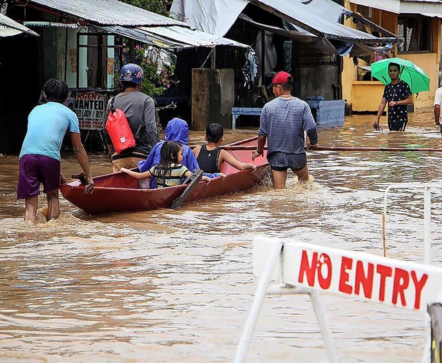 Die Wassermassen haben die philippinis...nwohner mussten ihr Zuhause verlassen.  | Foto: p
