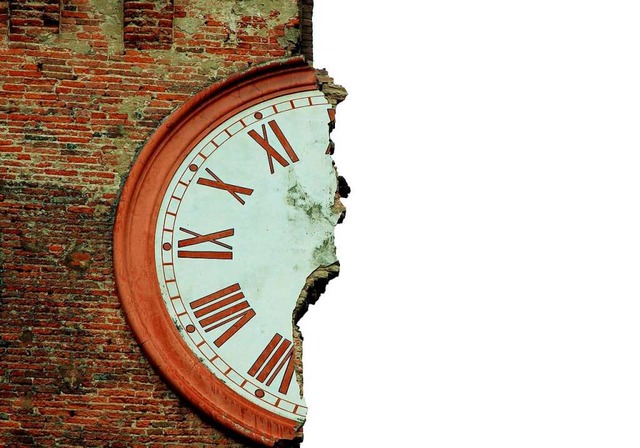 Kaputte Uhr nach einem Erdbeben in der italienischen Region Emilia-Romagna 2012.  | Foto: dpa