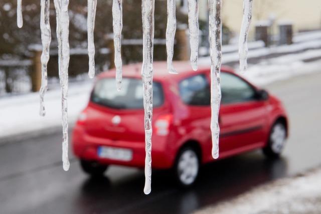 Wegen Eisglätte: Auto stürzt Böschung hinab – aber ohne Fahrer