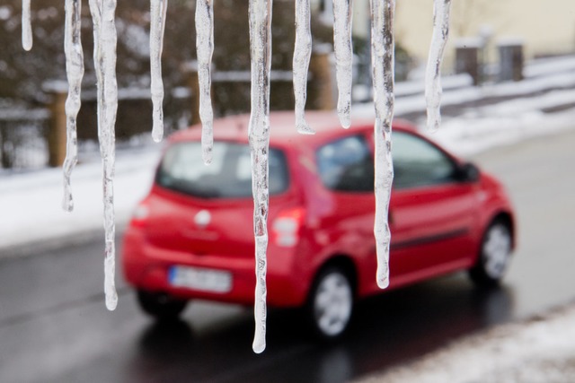 Bei Schnau ist ein Auto die Bschung ...er noch aussteigen konnte (Symbolbild)  | Foto: dpa