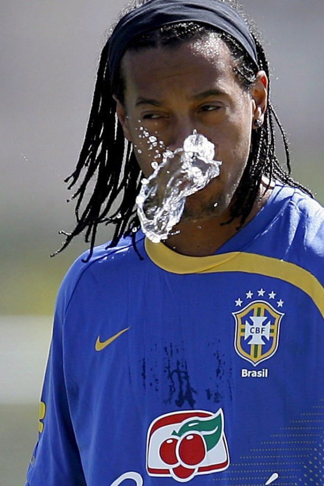 Hat der so viel Spucke? Nein, Fuballstar Ronaldinho spuckt Wasser aus  | Foto: dpa