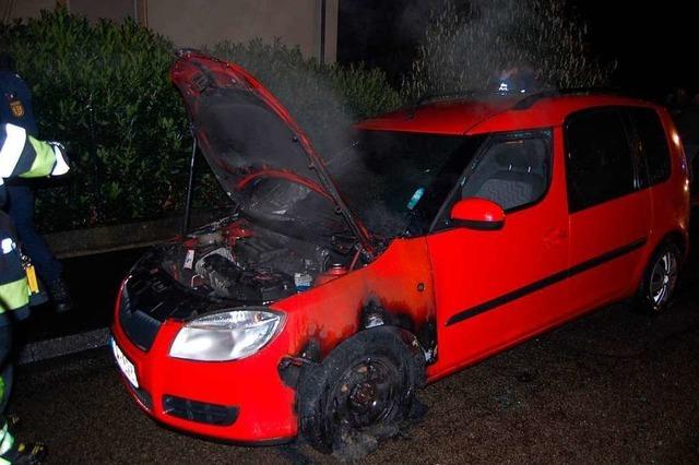 Ein Autobrand, Feuerwerk auf Abwegen und eine brennende Mlltonne