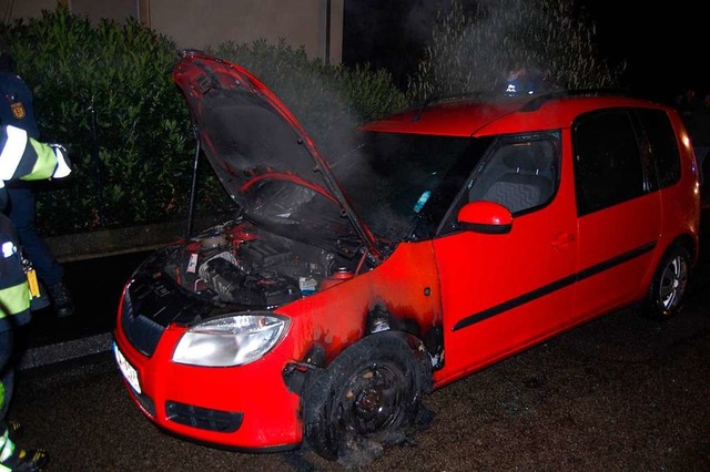Im vorderen Bereich dieses Autos war e... in ihrer Pressemitteilung als unklar.  | Foto: Feuerwehr
