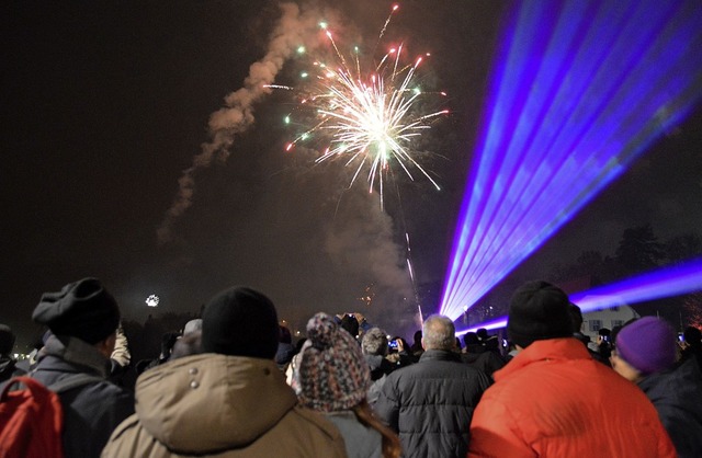 Bei guter Sicht genossen die Silvesterfeiernden die Pyro-Show.   | Foto: Horatio Gollin