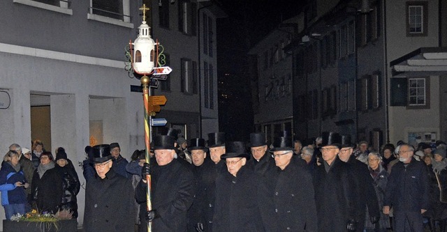 Dem alten Brauch gem, zieht  die Seb..., um dort ihr Neujahrslied zu singen.   | Foto: Horatio Gollin