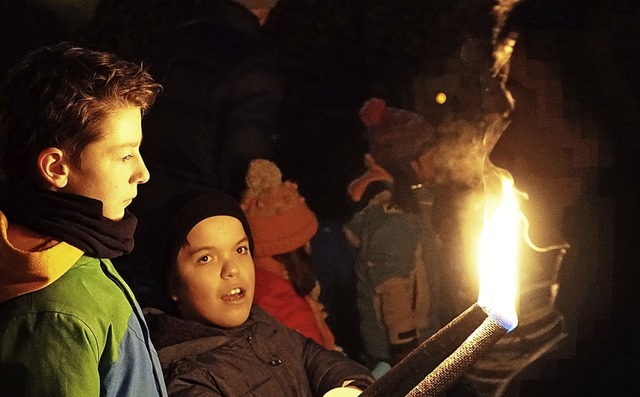 Die Gste des Glhweinzaubers lauschen...ssers  Geschichten um die Rauhnchte.   | Foto: Florian Schlosser