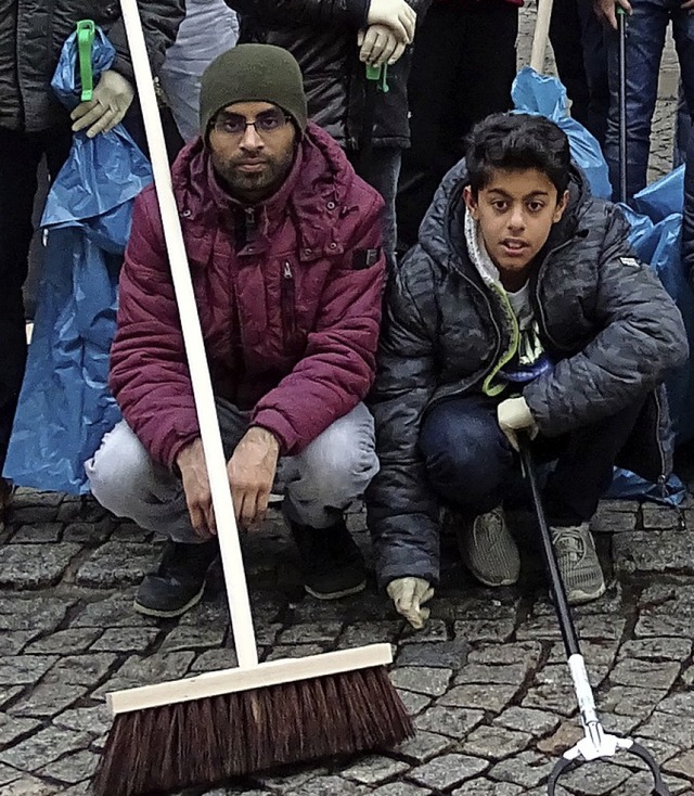 Muslimische Jugendliche putzen die Stadt.   | Foto: Privat