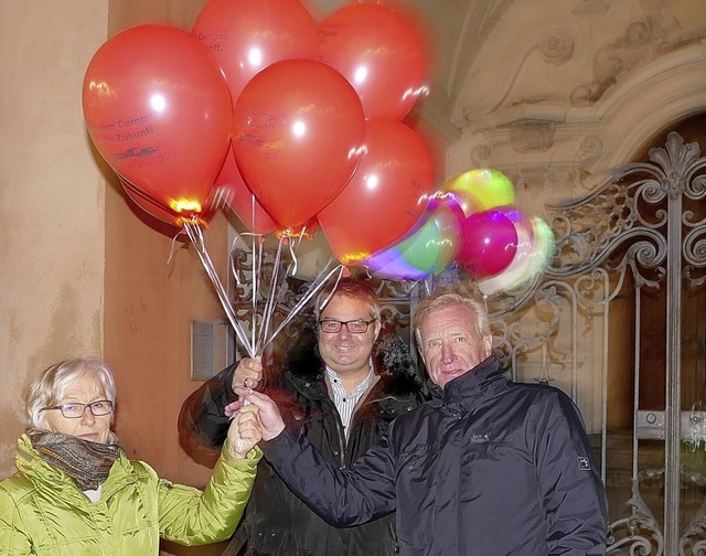 Beatrix Kster, Alexander Guhl und Wol...chsel Luftballons gen Himmel steigen.   | Foto: Gottstein