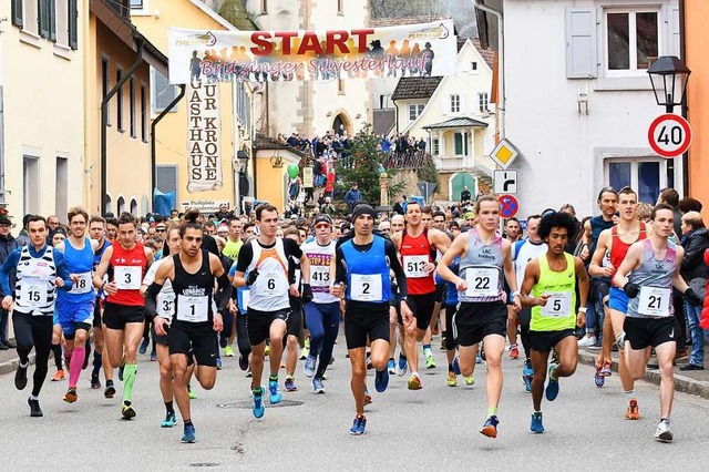 Schon beim Start ganz vorn dabei: der ...q (1) und der Dritte Bruno Schumi (5).  | Foto: Achim Keller