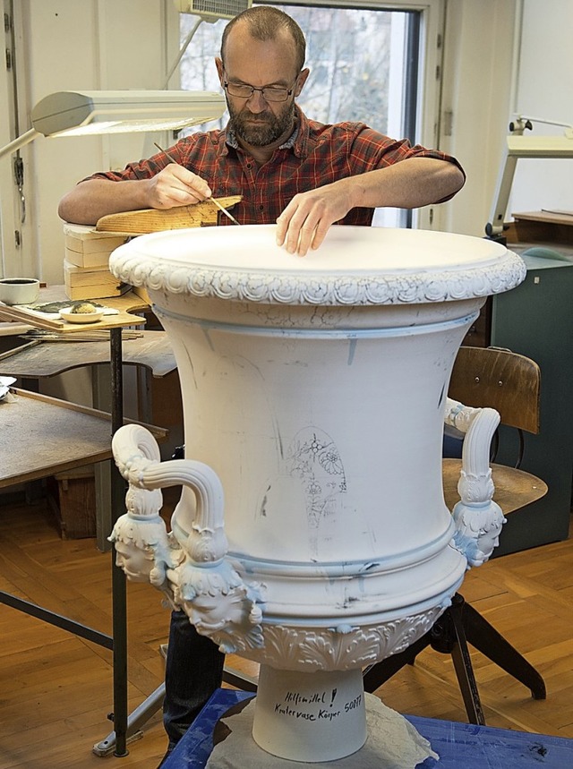 Porzellanmaler Ulrich Mehner arbeitet ...er Kratervase, dem Symbol des Wandels.  | Foto: dpa