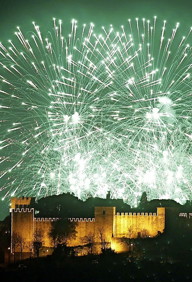 Von Feuerwerk bis Wunderkerze &#8211; ...obi) wurde der Jahreswechsel gefeiert.  | Foto: DPA/AFP (2)