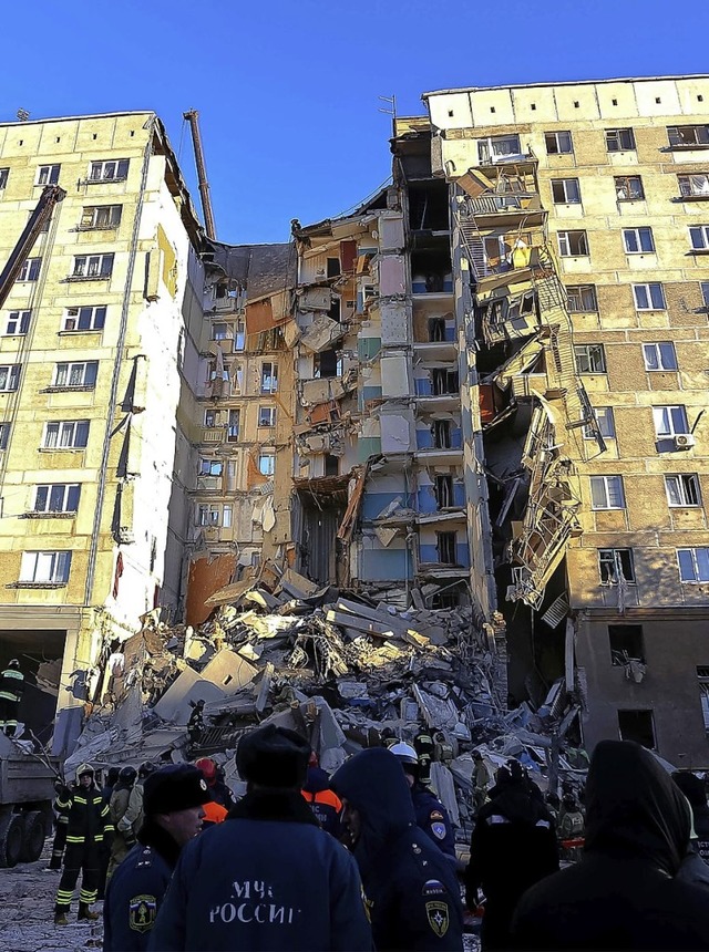 Ein Bild der Zerstrung: Der Plattenbau in Magnitogorsk brach in sich zusammen.   | Foto: AFP