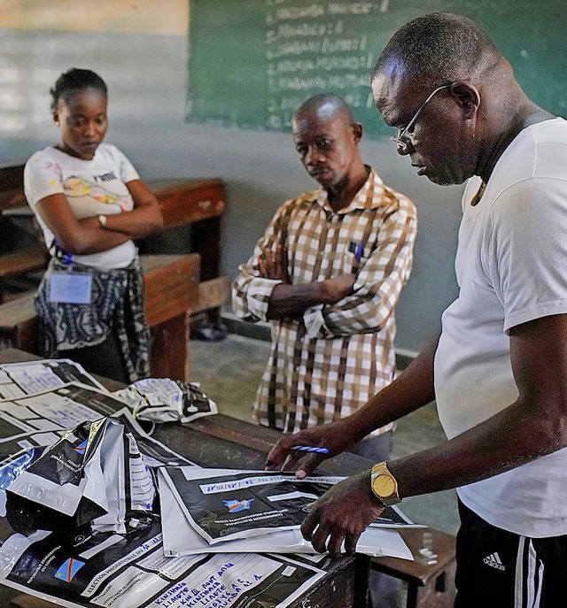 Helfer in Kinshasa versiegeln Umschlge mit Wahlergebnissen.   | Foto: DPA