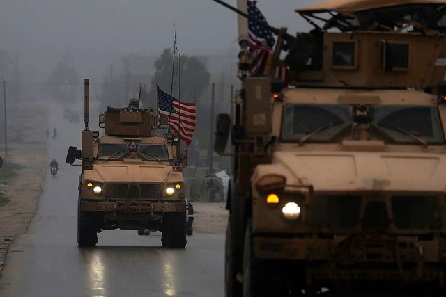 Bald auf dem Weg nach Hause: US-Militrfahrzeuge im syrischen Manbidsch   | Foto: AFP
