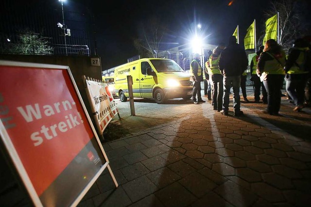 Die Fahrer von Geldtransportern haben ihre Arbeit niedergelegt.  | Foto: dpa