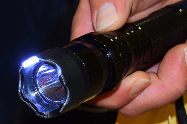 Eine Taschenlampe diente als Tatwerkze...olizei sucht nach Zeugen. (Symbolbild)  | Foto: Eidgenssische Zollvewaltung
