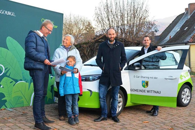 Brgermeister Jrg Kindel (links) prs...neue Elektroauto der Gemeinde Wittnau.  | Foto: Sebastian Krger