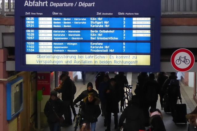 Die Anzeigetafel im Offenburger Bahnho...rleitungsschaden und die Versptungen.  | Foto: Helmut Seller