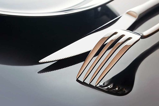 Ist es etepetete, wenn man beim Essen auch das Messer benutzt?  | Foto: Chepko Danil Chepk (stock.adobe.com)