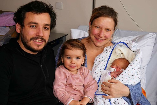 Oskar kam als letztes Baby des Jahres ...ian, Schwester Irma und Mama Martina.   | Foto: Eva Korinth