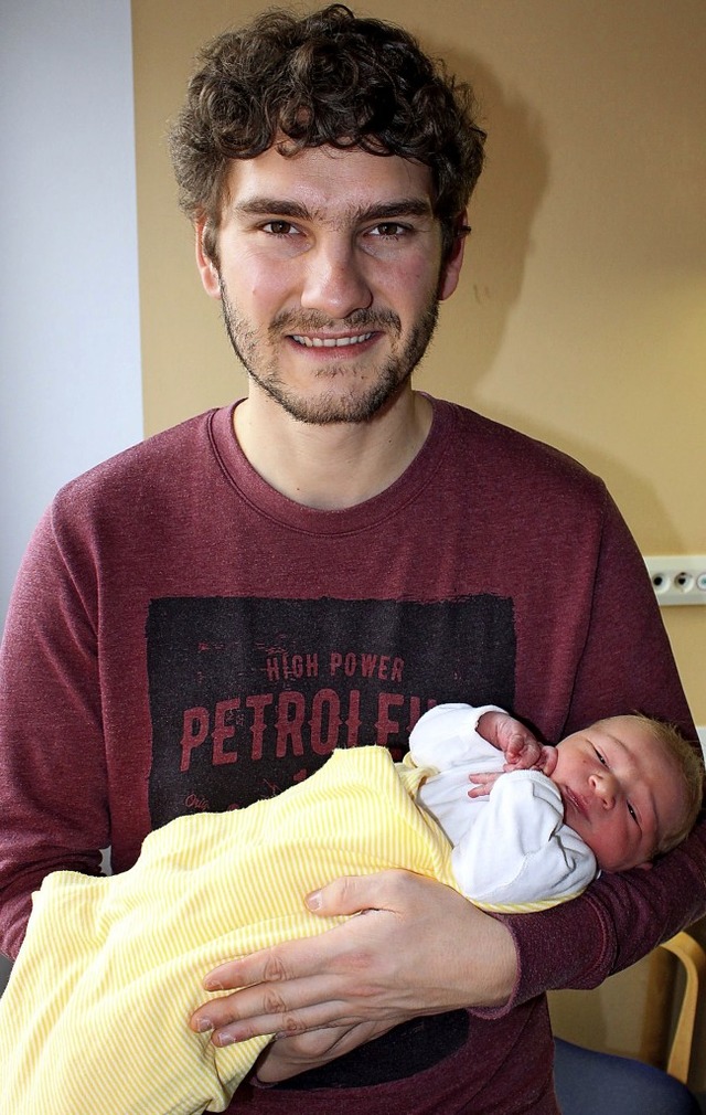 Kam 2019 als 2. Baby im Emmendinger Kr...yhl im Arm ihres Vaters Simon Seiler.   | Foto: Silke Tebel-Haas