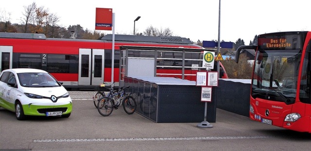 Ein idealer Verkehrsverbund kombiniert...ldshut Bahn, Bus, E-Auto und Fahrrad.   | Foto: Landratsamt