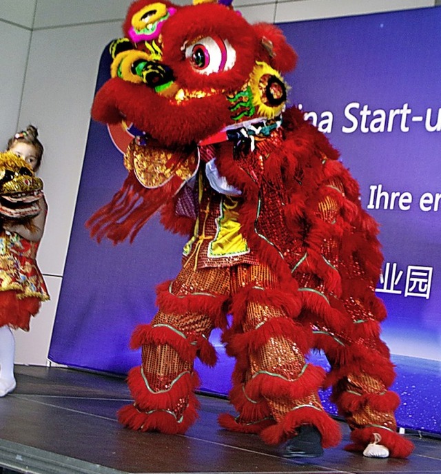 Dann kann ja nicht mehr schief gehen: Der Lwentanz bringt Chinesen Glck.  | Foto: heidi fssel