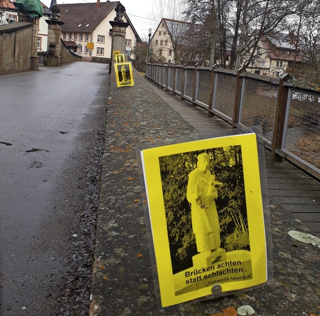 &#8222;Brcke achten, statt schlachten...den Schildern entlang der Bregbrcke.   | Foto: Anita Reichart