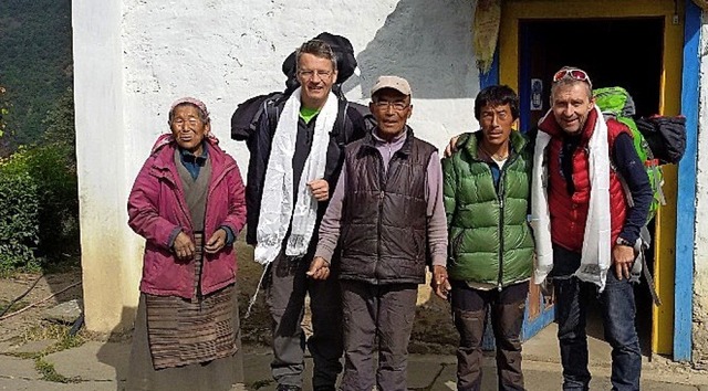 Dali (links) und Dawa (Dritter von  li... Nima Sherpa und  Klaus Bender stehen.  | Foto: Verein Nepal-Inzlingen