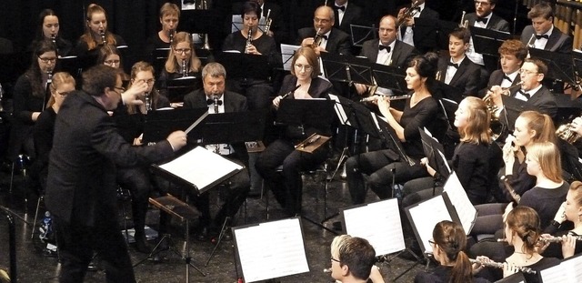 Mit ungebrochener Spielfreude stand er...musik: Dirigent Thomas Epple (links).   | Foto: Heidrun Simoneit