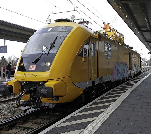 In Lahr waren Bahn-Mitarbeiter gegen M...chden an der Oberleitung zu beheben.   | Foto: Christoph Breithaupt