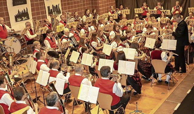 Dirigent Georg Seidler fhrte den Musi... durch einen fulminanten Konzertabend.  | Foto: Christiane Seifried