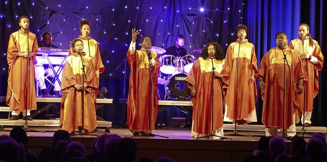 Die acht Snger sorgten mit Keyboarder und Schlagzeuger fr Schwung im Kurhaus.   | Foto: Victor Adolf