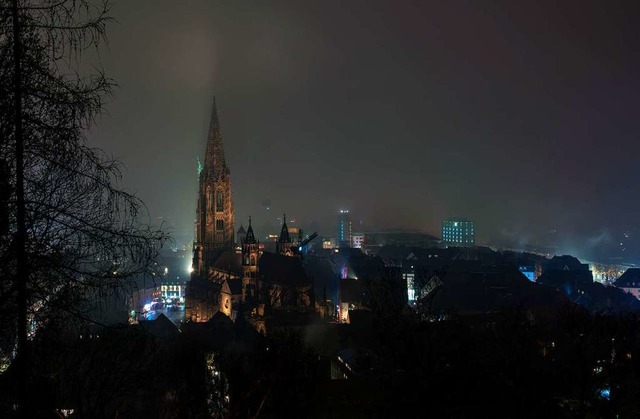 Das Freiburger Mnster vor Mitternacht...  | Foto: Marius Koenig