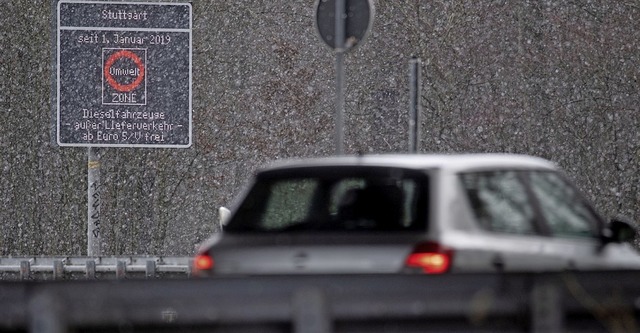 Eine Anzeige weist auf das Fahrverbot in Stuttgart hin.  | Foto: dpa