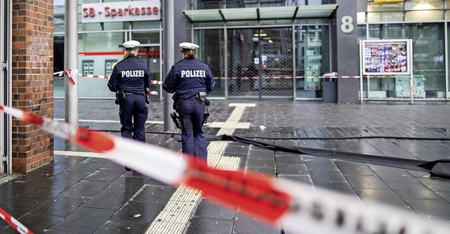 Am Berliner Platz in Bottrop hatte der...ierkpfige syrische Familie verletzt.   | Foto: FOTOS: dpa