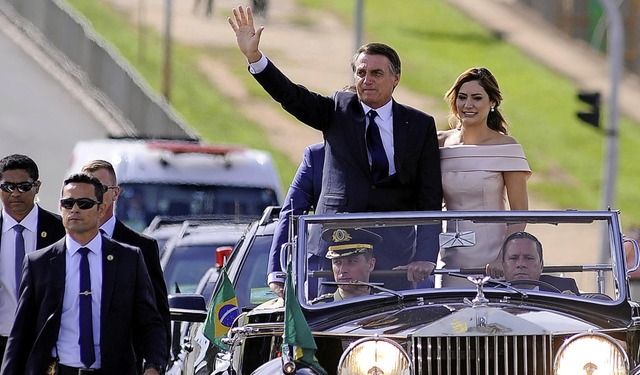 Mit  seiner Frau Michelle fuhr Brasili... Royce durch die Hauptstadt Brasilia.   | Foto: dpa