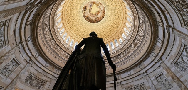 Einer wacht ber die Gegenwart: Die St...ton, erster US-Prsident, im Kongress.  | Foto: dpa