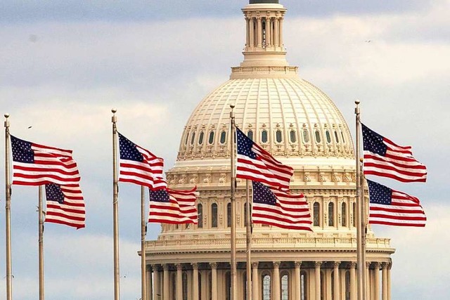 US-Flaggen wehen vor dem Kapitol &#821...nd durch eine Haushaltssperre gelhmt.  | Foto: dpa
