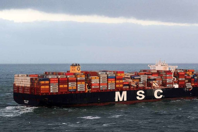Knapp 300 Container hat dieser Frachter bei einem Sturm in der Nordsee verloren.  | Foto: AFP