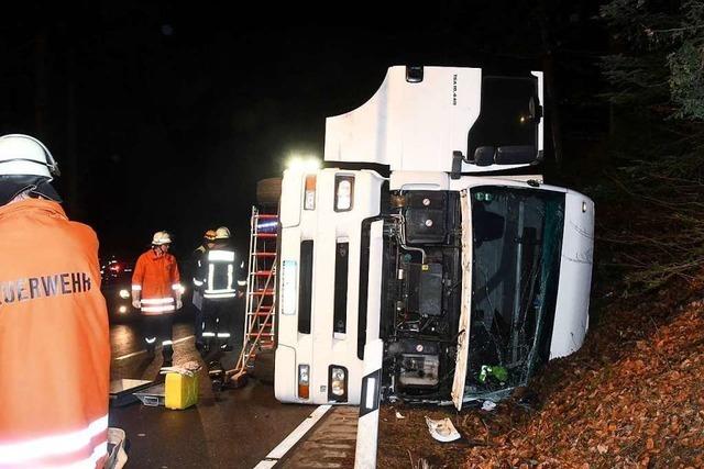 Lkw kippt auf dem Schnberg um, Bundesstrae gesperrt