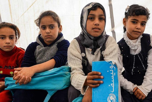 Diese Flchtlingsmdchen im Irak haben Schulsachen vom UNHCR bekommen.  | Foto: AFP