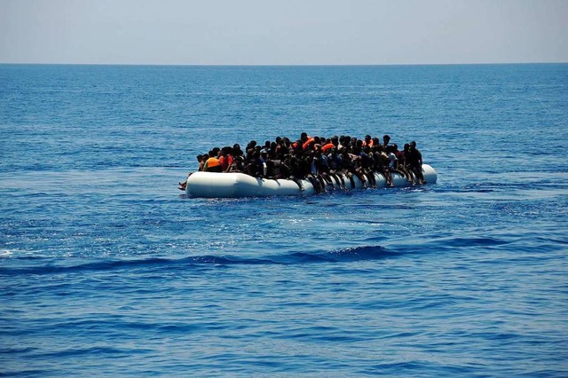Flchtlinge im Mittelmeer  | Foto: dpa