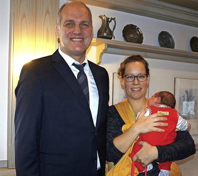 Ortsvorsteher Jrgen Bacher mit Vera G...Erdenbrger, die 2018 zur Welt kamen.   | Foto: Freudig